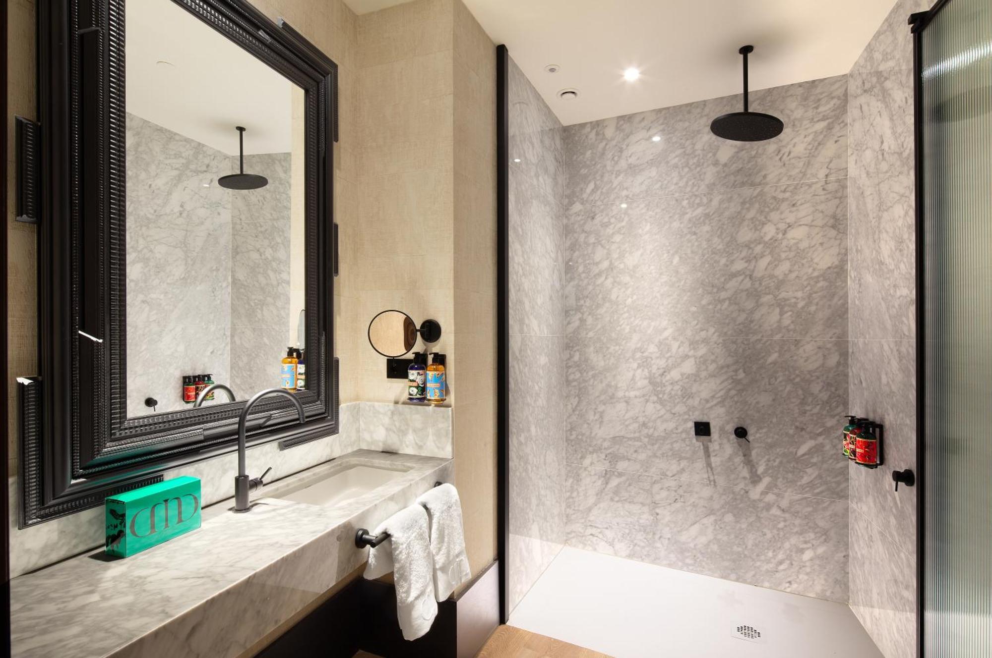 Hotel Montera Madrid, Curio Collection By Hilton Exteriör bild